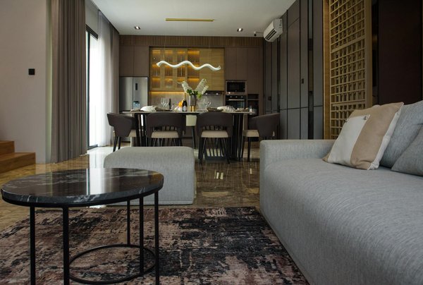 How do UK women integrate traditional patterns into contemporary fashion?